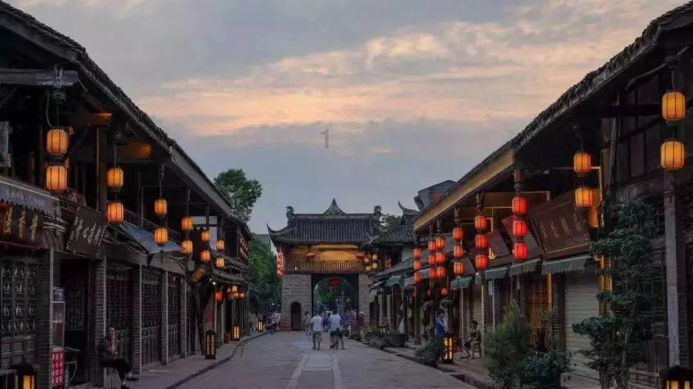 1月20日,河南,企鹅穿上定制花棉袄,迈着小步伐出来接客了